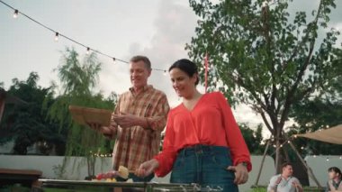 Aile hep birlikte bahçede kamp kurar, yaşlı bir çift barbekü yapar, yemek yer. Son sınıflar kamp faaliyetlerini kullanırlar, doğayla iç içe olurlar ve genç nesil çapraz kuşaklarla zaman geçirirler. Uyumsuzluk.