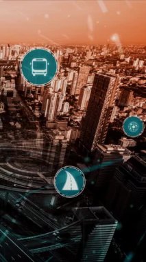 Yeni şehir yolunda gelecek araba trafiği için akıllı ulaşım teknolojisi kavramı. Sanal akıllı sistem, şehir sokaklarındaki araç verilerini birbirine bağlamak için dijital bilgi analizi yapıyor .