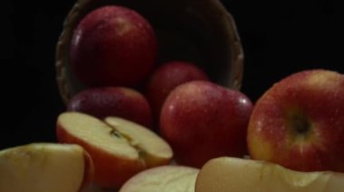 Makrografi, taze elma dilimleri çarpıcı bir siyah arka plana karşı bir kesme tahtasına yerleştirilmiştir. Her yakın çekim elmaların canlı dokusunu ve canlı renklerini yakalar. Geliştirilebilir.