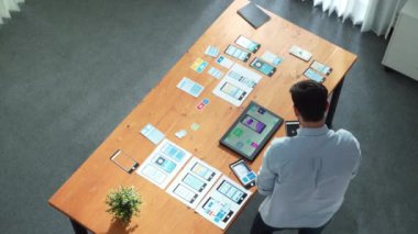 Ux Ui tasarımına tabletten bakan yetenekli işadamlarının protokol tasarlarken ya da kablo arayüzü seçerken üst görünümü. UI tasarımı hakkında planlar yapan Kafkasyalı zeki bir girişimci. Cemaat.