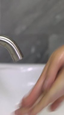 Coronavirus hastalığının önlenmesi için ellerini yıka. 2019 veya COVID-19. İnsanlar virüs enfeksiyonunu temizlemek için lavaboda ellerini yıkıyor..
