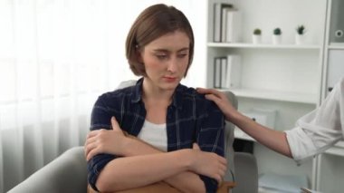 Destekleyici ve rahatlatıcı eller depresif hastayı neşelendiriyor ya da empati kurarak stres yapıyor. Psikolog, klinikte stresli ve üzgün bir hastaya güven veriyor..