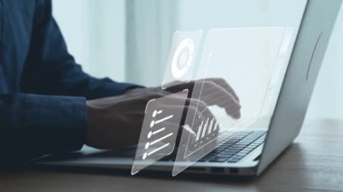 İş adamı, tahminsel büyük veri modellerinden gerçek zamanlı analizlere uzanan eğilimleri ve görüşleri ortaya çıkarmak için veri analizlerini derinlemesine inceleyerek, veri güdümlü kararların analitik endüstrileri UUID 'ye nasıl yönlendireceğini öğrenir