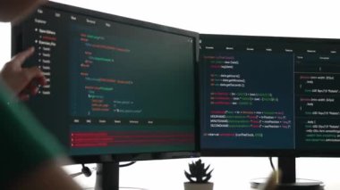 Bilgisayar programlama için arka uç yazılım geliştirici mühendisi. Yazı yazma kodlarını ayıklamak için birlikte çalışıyorlar. Ofisteki monitörde karmaşık algoritmaları çözüyorlar. Filizlenen