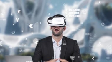 Akıllı yönetici VR gözlük kullanıyor ve döviz ve mali tablolara bakıyor. Profesyonel iş adamı, istatistiksel grafik hologramıyla pazarlama fikrini konuşuyor ve tartışıyor. Aygıt.