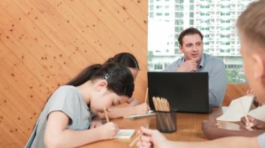 Akıllı öğrenci çalışmalarını kontrol ettiği için mutlu öğretmen diye el kaldırdı. Liseli kız not defterine bakan yetenekli bir öğretmen ve sınıfta onu cesaretlendiren bir başparmak gösteriyor. Yaratıcı. Öğretim