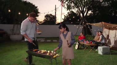 Aile birlikte bahçede kamp kurar, baba ve kız aile bireyleri için ızgara yapar. Doğayla iç içe olmak için açık hava kamp aktiviteleri ve genç nesil çapraz kuşaklarla zaman geçirmek için. Uyumsuzluk.