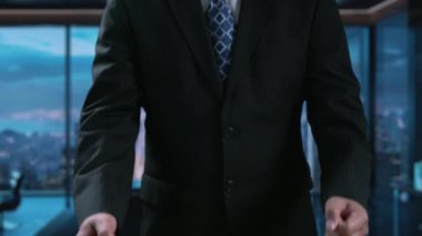 İş adamı e-posta kutusunu kontrol ediyor, daha iyi verimlilik için mesajları düzenliyor ve önceliklerini belirliyor. Etkili iletişim için akıllı e-posta teknikleri öğren. Kullanıcı Kimliği