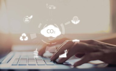 İş adamı CO2 emisyonlarını azaltmak için girişimlerde bulunuyor ve net sıfır hedefliyor. Daha yeşil bir gezegenin karbondioksitini azaltarak sürdürülebilirliğe olan bağlılığını gösteriyor. EIDE