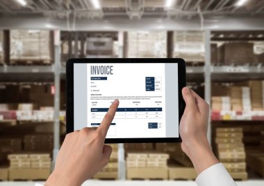 Muhasebe uygulamasından gelen fatura bilgisayar ekranında. Şirket işlerinin finans ve bütçesi için bilgisayar programı. Rahatça..