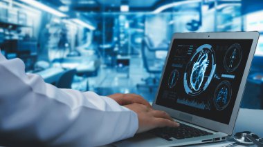 Hastane masasında otururken ve geçmişi bulanıklaştırırken, kalp anatomisi ekranı olan akıllı bir doktorun daktilo yazıp kullandığı bilgisayarı kapatın. Sağlık çalışanı kalp semptomlarını kontrol ediyor ve inceliyor. İyileştirici.