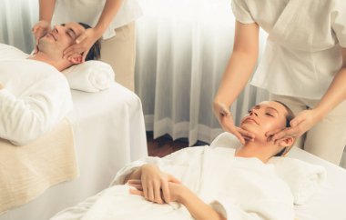 Kafkasyalı çift stres önleyici kafa masajının keyfini çıkarıyor ve lüks otellerde ya da otel spa salonlarında gündüz kaplıcalarında yüz güzelliği eğlencelerini şımartıyor. Sessiz.