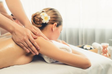 Kafkas çift müşterisi stres önleyici spa masajının keyfini çıkarıyor ve lüks otel veya oteldeki gündüz açık hava ortamında güzellik teniyle eğleniyor. Sessiz.