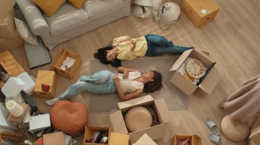 Genç bayan işyeri sahibi dükkanda dikilirken elinde karton tutuyordu. Teslimat ya da nakliye işlemleri için hazırlık yaparken paket ve kutu taşıyan çekici, mutlu girişimci. Myrmidon.