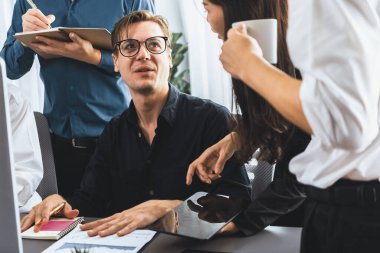 Bir grup farklı ofis çalışanı şirket ofis odasında stratejik iş pazarlama planlamasında birlikte çalışıyor. İş yeri konseptinde pozitif takım çalışması. Tedbirli