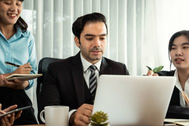 Modern ofis ortamında çalışan çeşitli etnik gruplardan çeşitli iş adamları. Üretken ve çok ırklı ofis çalışanları stratejik ticari pazarlama konusunda tartışmaya giriştiler. Habiliment