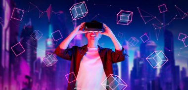 Meta evreni keşfetmek için can atarken VR gözlük takan zeki bir adam. Geometrik şekle ya da parlak neon rengi mor ve mavi olan gelecekçi şehre bakan Asyalı bir oyuncu. Teknoloji. Yaratıcılık.