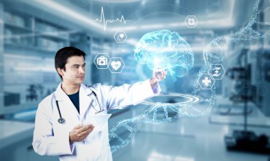 Tıbbi veri hologramına ve laboratuvar önlüğüne bakan doktor artırılmış gerçeklik teknolojisini yönetirken tıbbi verileri gösteriyor ve arka planı bulanık bir şekilde laboratuvarda duruyor. Sağlık hizmetleri. Yaratıcılık.
