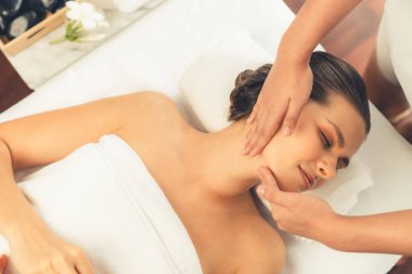 Panorama 'da kadınların stres önleyici kafa masajından ve lüks tatil beldesi veya otel spa salonundaki modern ışık ortamında yüz güzelliği eğlencelerini şımartmaktan hoşlandığı bir manzara var. Sessiz.