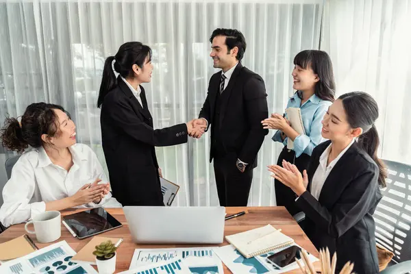 Bir grup iş adamı başarılı bir iş anlaşması toplantısı yaptıktan sonra el sıkıştı. Çeşitli yarış bürosu çalışanları şirket ofisinde pazarlama planlamasında ilerleme kaydettikten sonra kutlama yapıyorlar. Çok titiz.