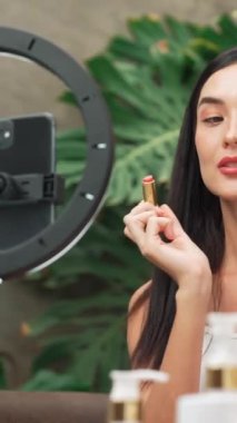 Yeşil Bitki 'de doğal güzellik ve kozmetik dersi yapan güzel içerik yaratıcısı bahçe videosunu terk ediyor. Güzellik blogcusu sosyal medyum izleyicilere güzellik hizmetinin nasıl uygulanacağını gösteriyor. Blithe