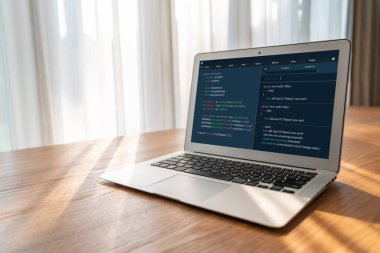 Model uygulama ve program kodlaması için bilgisayar ekranında yazılım geliştirme programlama
