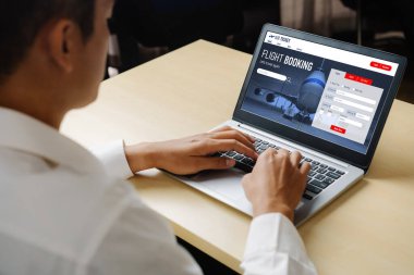 Online uçuş rezervasyon sitesi mod rezervasyon sistemi sağlar. Seyahat teknolojisi kavramı .