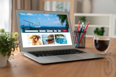Model arama ve seyahat planlama için internet sitesi uçuş, otel ve tur rezervasyonları için anlaşma ve paket sunuyor