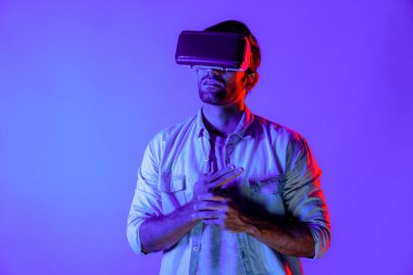 Kafkasyalı zeki bir adam VR gözlük takıyor ve hareket eden bir jest silahı taşıyor. Oyuncu, gelecekteki sanal gerçeklik kulaklığını ya da gelecekteki yenilikleri kullanarak meta dünyaya giriyor ya da aksiyon oyunu oynuyor. Sapma.