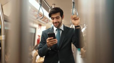 Trende ya da metroda telefonla konuşan yetenekli bir iş adamı. Tren istasyonunda cep telefonuyla oynarken etrafı gezen profesyonel proje yöneticisi. Sevinçli..
