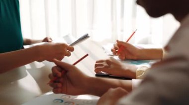 Girişimci şirket çalışanları birlikte çalışır, finansal veri raporlama ve planlama stratejisi, panorama videosundaki yaratıcı iş başarısı için pazarlama içeren renkli BI gösterge panelini analiz eder. Sinerjik