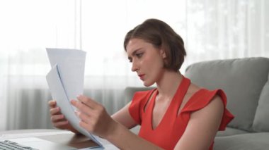 Stresli genç bayanın kredi kartı borçlarıyla ilgili mali sorunları var. Kötü kişisel para ve mortgage ödeme yönetimi krizinden korunmak için. Kadınlar aşırı harcama yüzünden finansal iflastan endişe ediyorlar.