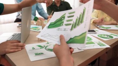 Karbon kullanımını azaltmak için yel değirmeni, ev ve ağaç modellerini kullanarak yeşil enerjiyle karışık masadaki eko ev projesini harika bir şekilde tartıştık. Eline odaklan. Tanımlama.