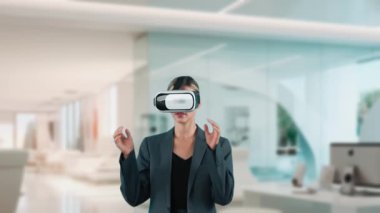 Kadın, sunucuya dijital 3d ağ teknolojisi animasyonu yüklemek için ofis değişikliğinde analiz edilmiş finansal grafik veri analizinin VR bardaklarını açmaya başla. Kısıtlanma.