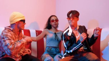 Şık gözlükler takan Happy dans takımı şehir pop veya hip hop müziğine taşınıyor. Modern restoranda birlikte komik serbest dans ederken profesyonel sanatçı grubu oturuyordu. Mutluluk.