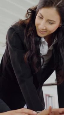 Ofiste çalışan kulaklık takan işadamları uzak müşteri ya da meslektaşlarını desteklemek için çalışıyorlar. Arama merkezi, tele pazarlama, müşteri destek acentesi telefon görüşmesinde hizmet sunar.