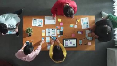 Yazılım geliştiricisinin yazılım geliştirme planındaki gecikme. Cep telefonu arayüzü ya da dijital yaratıcı tasarım için Ux UI tasarımı ve beyin fırtınası yapan yetenekli bir programcı takımı. Cemaat.