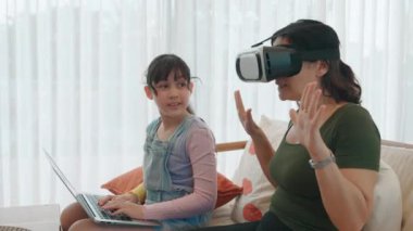 Torun dizüstü bilgisayarı kontrol ediyor. Büyükannem VR ile metaevrene dalıyor. Teknoloji aktivitelerine adapte olan son sınıf öğrencisi yeni nesil çocuklarla iletişim kuruyor. Nesiller arası uçurum aile bağlarını güçlendiriyor. Uyumsuzluk.