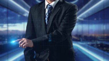 İş adamı iş büyümesi için ölçümleri değerlendirir, genişleme hedefleri koyar. İnovasyon ve strateji 2025 yoluyla sürekli iş büyümesini teşvik etme hakkında görüşler. Kullanıcı Kimliği