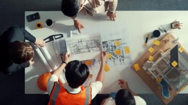 Becerikli mühendis takımının en düşük görünümü planla ev planı arasında karşılaştırılır. Mimar ya da tasarımcı grubunun hava görüşü ve planlar hakkında fikir alışverişinde bulunması. Hizalama.