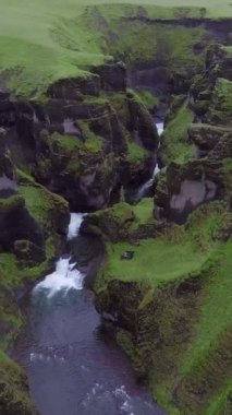 İzlanda 'daki eşsiz Fjadrargljufur manzarası. En iyi turizm beldesi. Fjadrargljufur Kanyonu 100 metre derinliğinde ve yaklaşık 2 kilometre uzunluğunda İzlanda 'nın güneydoğusunda yer alan büyük bir kanyondur..