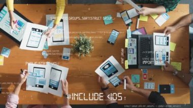 Kodlama mühendisliğiyle finansal grafik üzerinde çalışan iş adamlarının en üst görüşü. Program sisteminin hologramıyla tablet istatistiklerine bakarken yönetici birlikte çalışıyor. Cemaat.