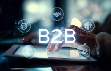 İş adamı B2B peyzajında geziniyor, iş-iş bağlantılarını geliştirmek için kullanım teknolojisi kullanıyor. B2B etkileşimlerini yeniden şekillendirir, iş stratejilerindeki yenilikleri tetikler. EIDE