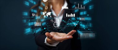 İş adamı, tahmin edilen büyük veri modellerinden gerçek zamanlı analizlere uzanan eğilimleri ve görüşleri ortaya çıkarmak için veri analizlerini derinlemesine inceleyerek, veri güdümlü kararların analitik endüstrileri nasıl ileri götürdüğünü öğrenir Faas