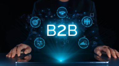 İş adamı B2B peyzajında geziniyor, iş-iş bağlantılarını geliştirmek için kullanım teknolojisi kullanıyor. B2B etkileşimini yeniden şekillendiren keşifler, iş-iş stratejilerinde yenilikleri yönlendiren araçlar. Kullanıcı Kimliği
