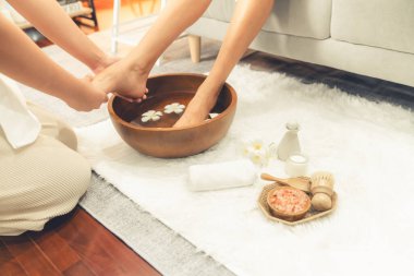 Kadınlar lüks spa salonlarında keyifli ayak masajlarına devam ederken, masör de hafif gün ışığı atmosferinde refleksoloji terapisi veya otel ayak spa 'sında. Sessiz.