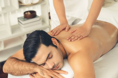 Kafkas erkek müşteri stres önleyici spa masajının keyfini çıkarıyor ve lüks otel veya oteldeki gündüz açık hava ortamında güzellik derisi eğlencesi ile şımartıyor. Sessiz.