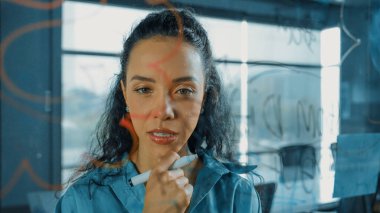 Genç İspanyol çalışanlar renkli yapışkan notlar yazıyorlar. Akıllı iş kadını pazarlama fikrini, beyin fırtınası stratejisini, iş planını paylaşıyor. Proje yöneticisi zihin haritası çiziyor. - Yakın çekim. Yönlendirici.