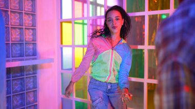 Break dansçı break dans yaparken gece kulübünde neon ışıklı bir arkadaş performansı sergiledi. Profesyonel hipster serbest stil müziğe geçiyor ve hareketli bir ruh hali içinde ayak izlerini gösteriyor. Yaşam tarzı. Mutluluk.