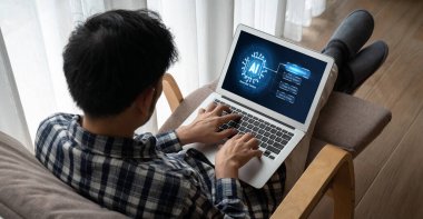 Yapay zeka teknolojisini çalıştırmak için komut mühendisi ve kullanıcı kolaylığı için üretici yapay zeka yardımcı araçları insanların yapay zeka işlevlerini teşvik ederek yapay zekayı çalıştırmalarına yardımcı olur
